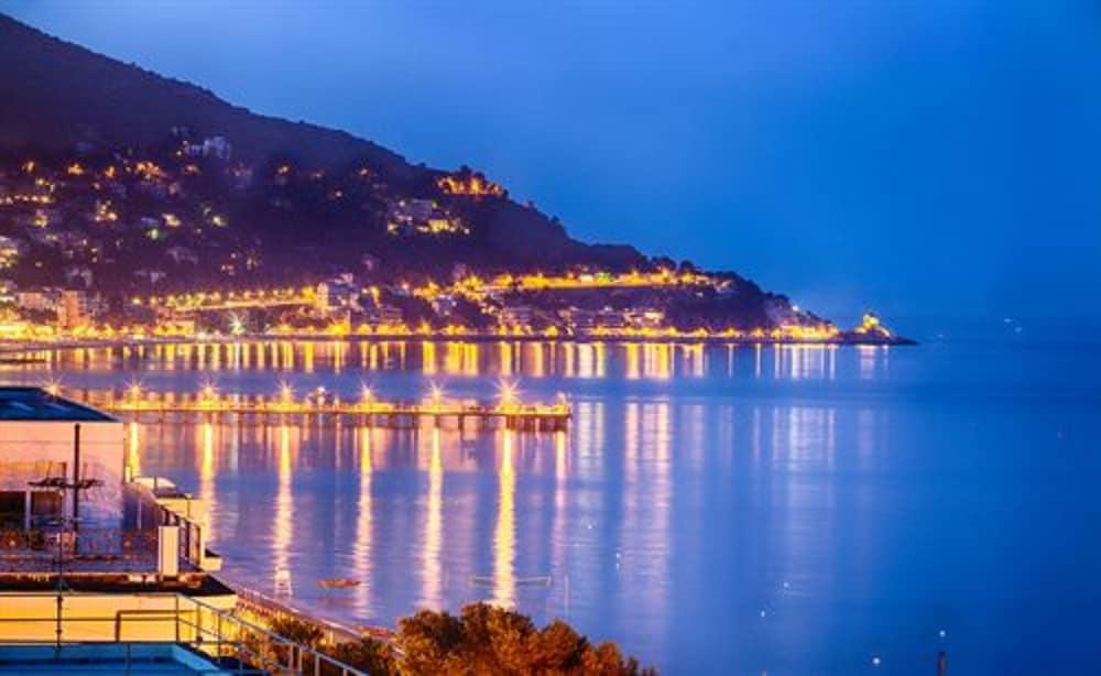 Grand Hotel Spiaggia Alassio Bagian luar foto